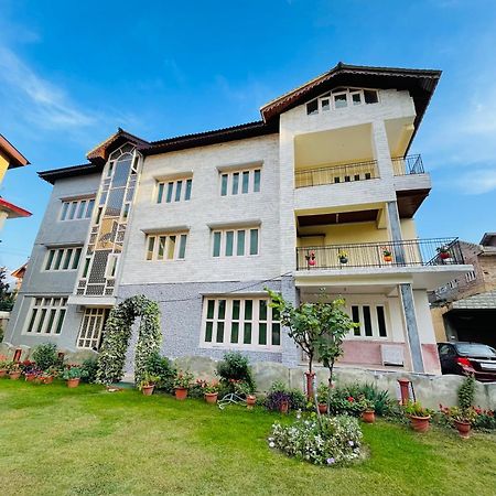 The Khayabaan - Luxurious Home Stay Away From Home Srīnagar Buitenkant foto