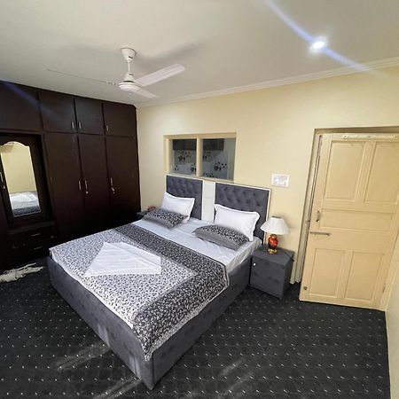 The Khayabaan - Luxurious Home Stay Away From Home Srīnagar Buitenkant foto