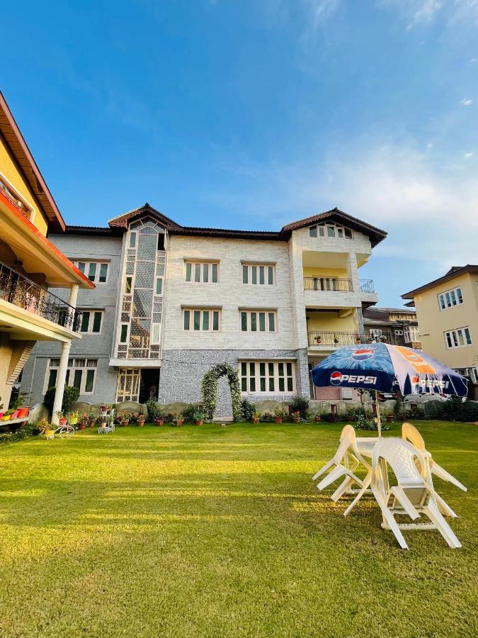 The Khayabaan - Luxurious Home Stay Away From Home Srīnagar Buitenkant foto