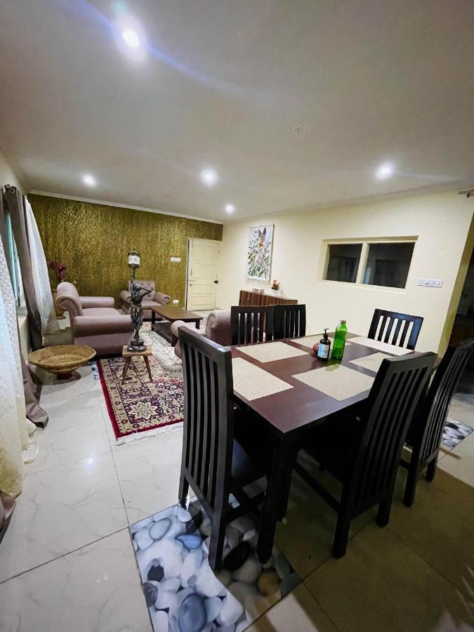 The Khayabaan - Luxurious Home Stay Away From Home Srīnagar Buitenkant foto