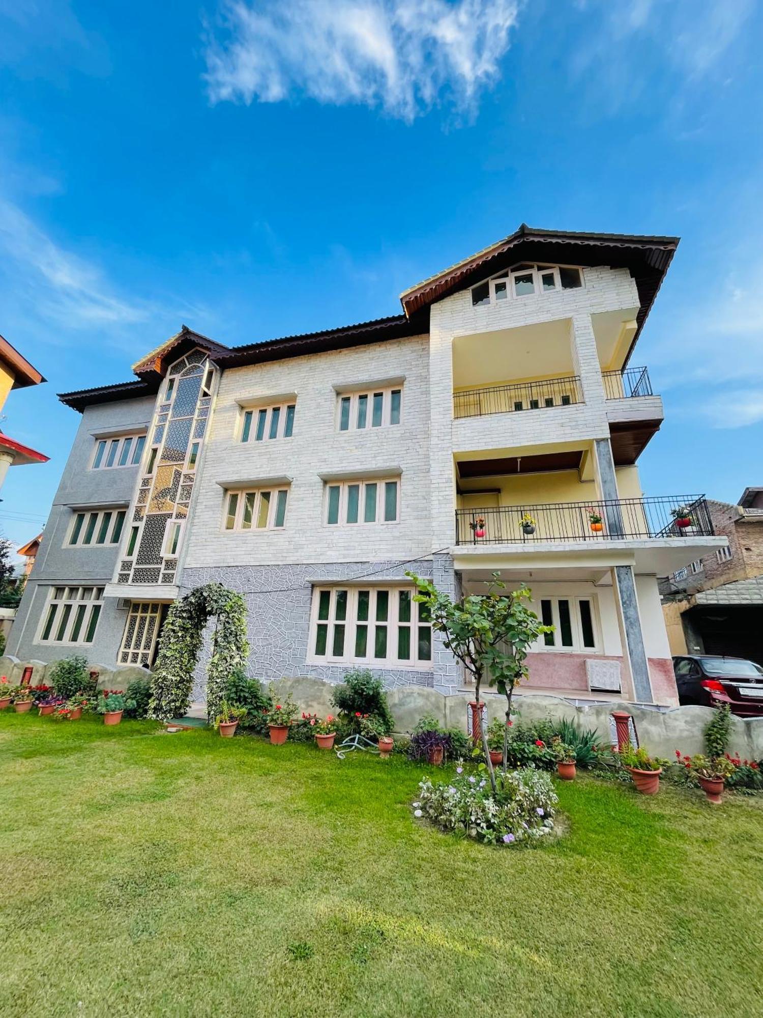 The Khayabaan - Luxurious Home Stay Away From Home Srīnagar Buitenkant foto