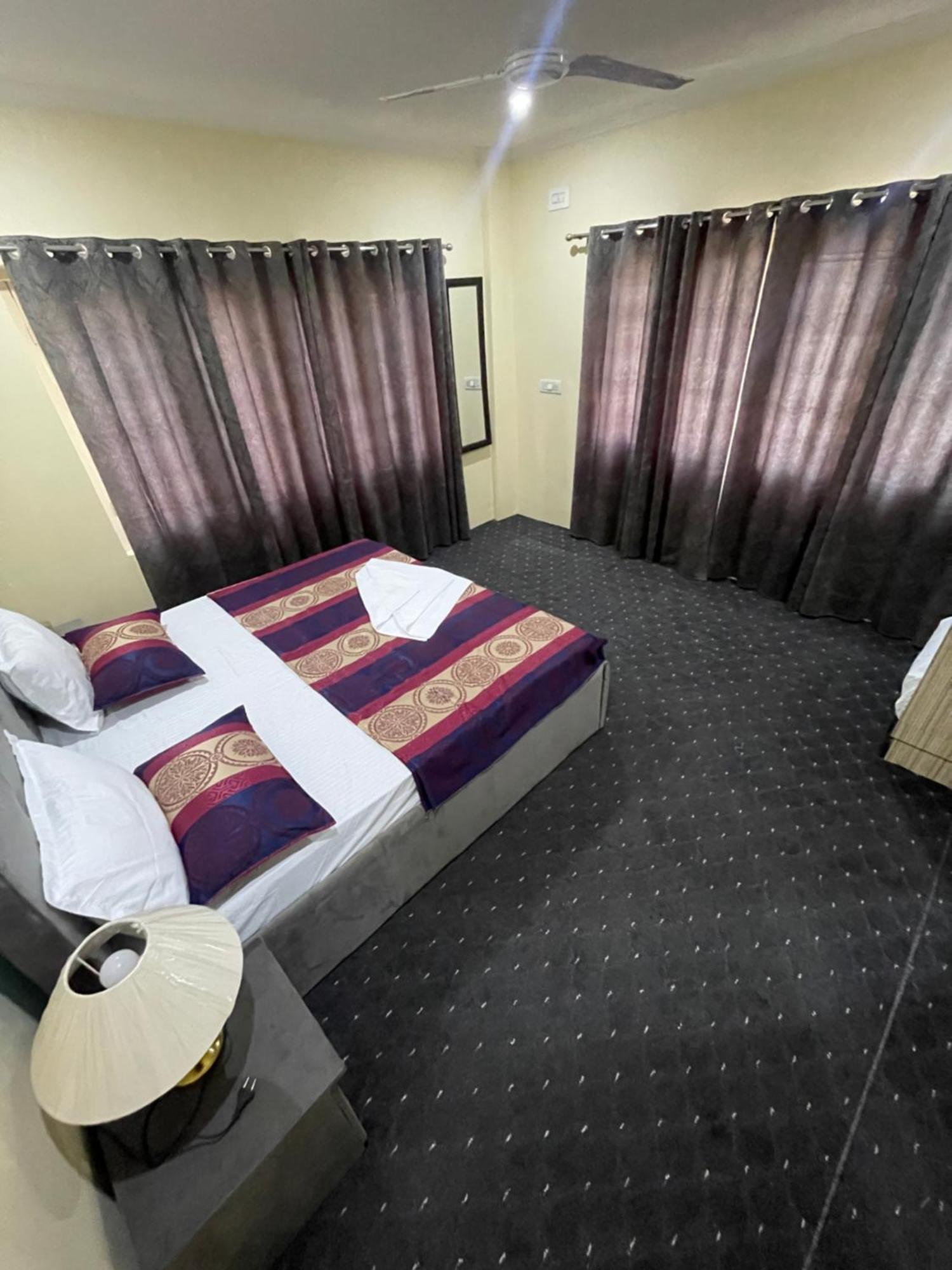 The Khayabaan - Luxurious Home Stay Away From Home Srīnagar Buitenkant foto
