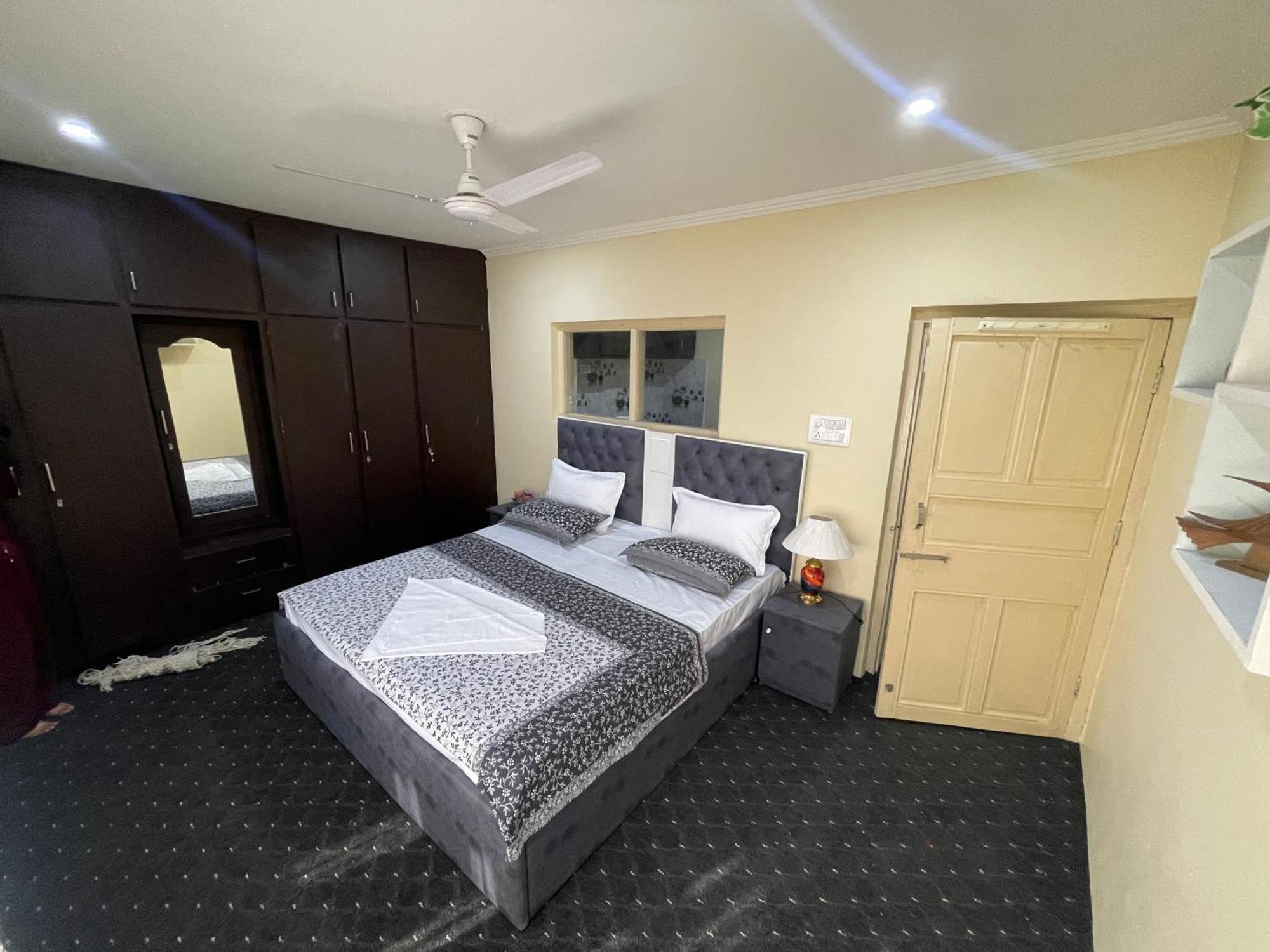 The Khayabaan - Luxurious Home Stay Away From Home Srīnagar Buitenkant foto