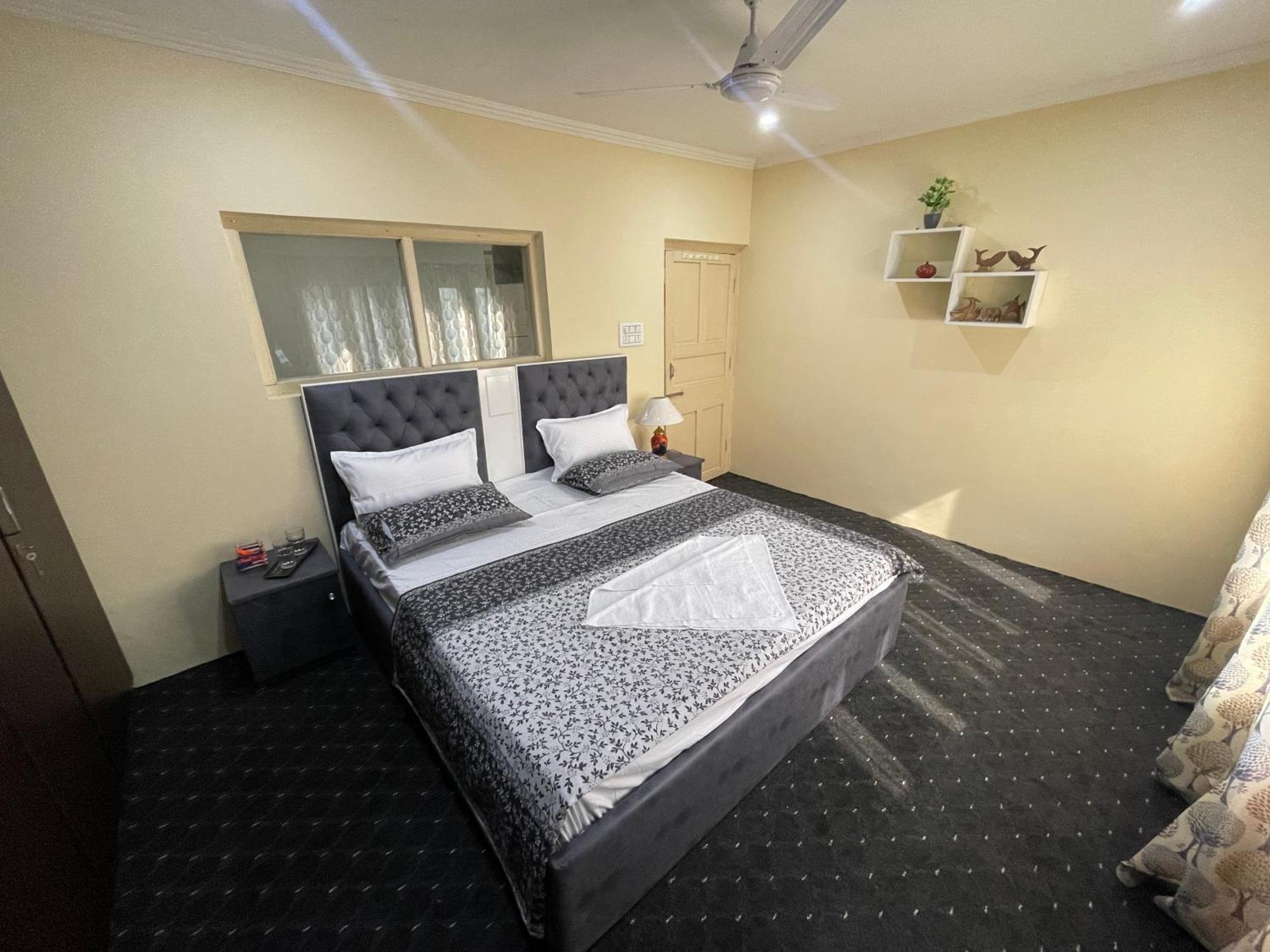 The Khayabaan - Luxurious Home Stay Away From Home Srīnagar Buitenkant foto
