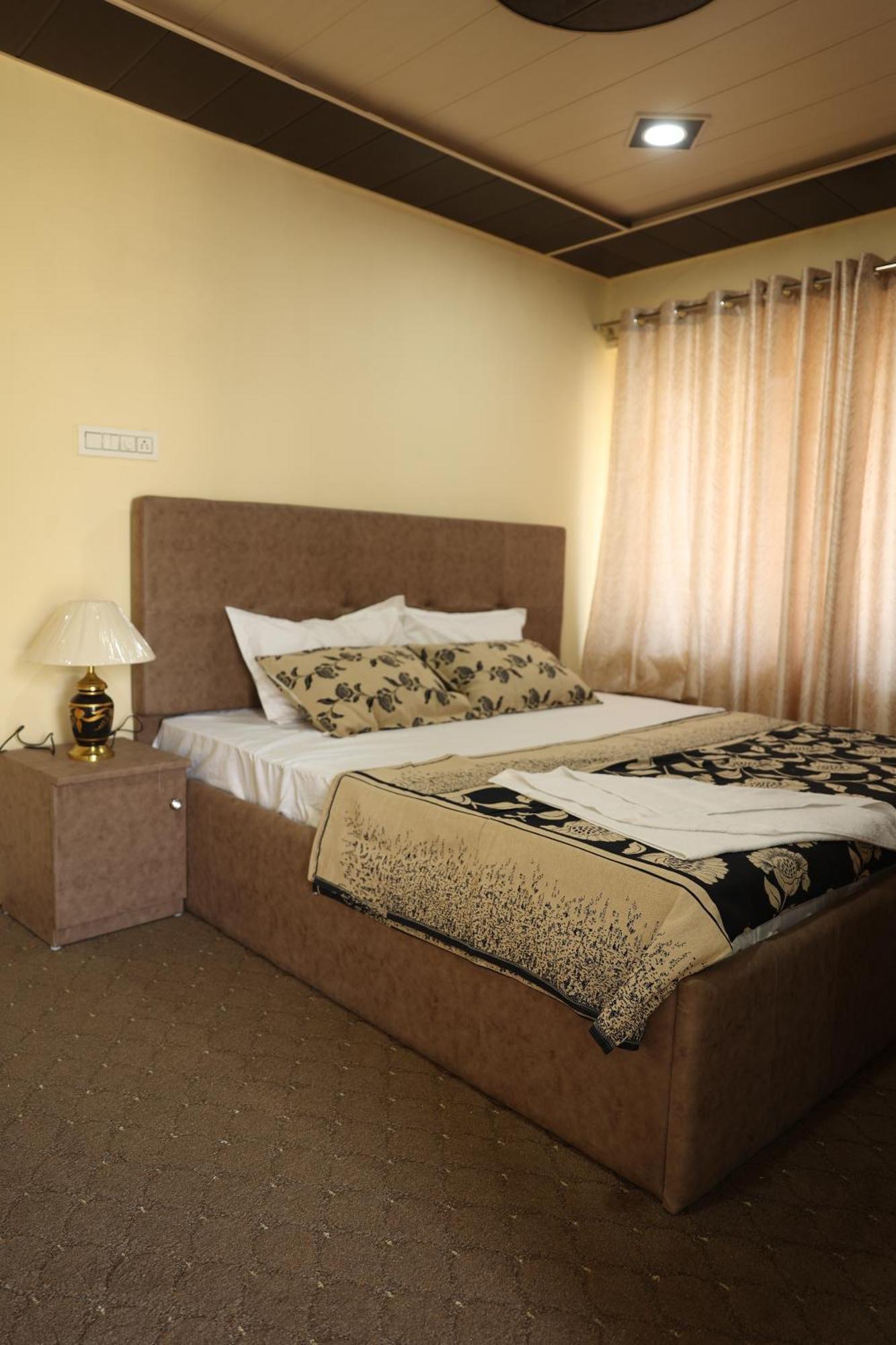 The Khayabaan - Luxurious Home Stay Away From Home Srīnagar Buitenkant foto