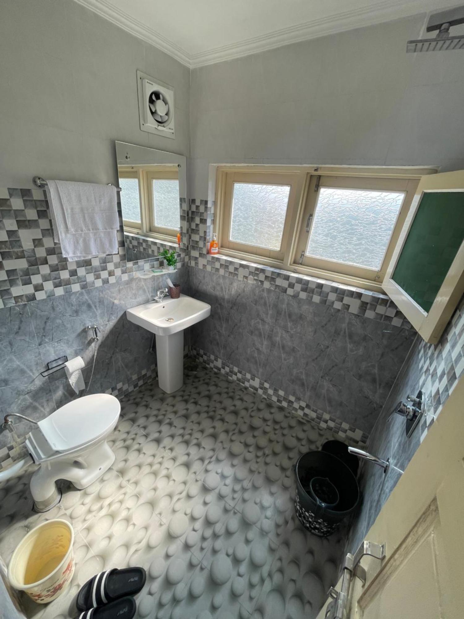 The Khayabaan - Luxurious Home Stay Away From Home Srīnagar Buitenkant foto