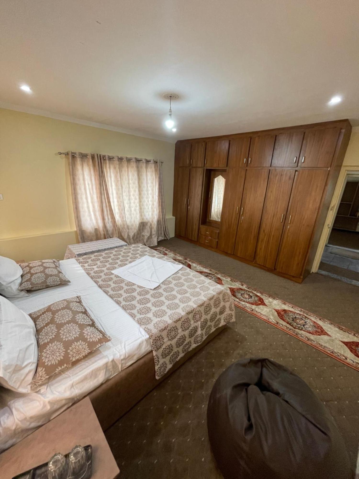 The Khayabaan - Luxurious Home Stay Away From Home Srīnagar Buitenkant foto