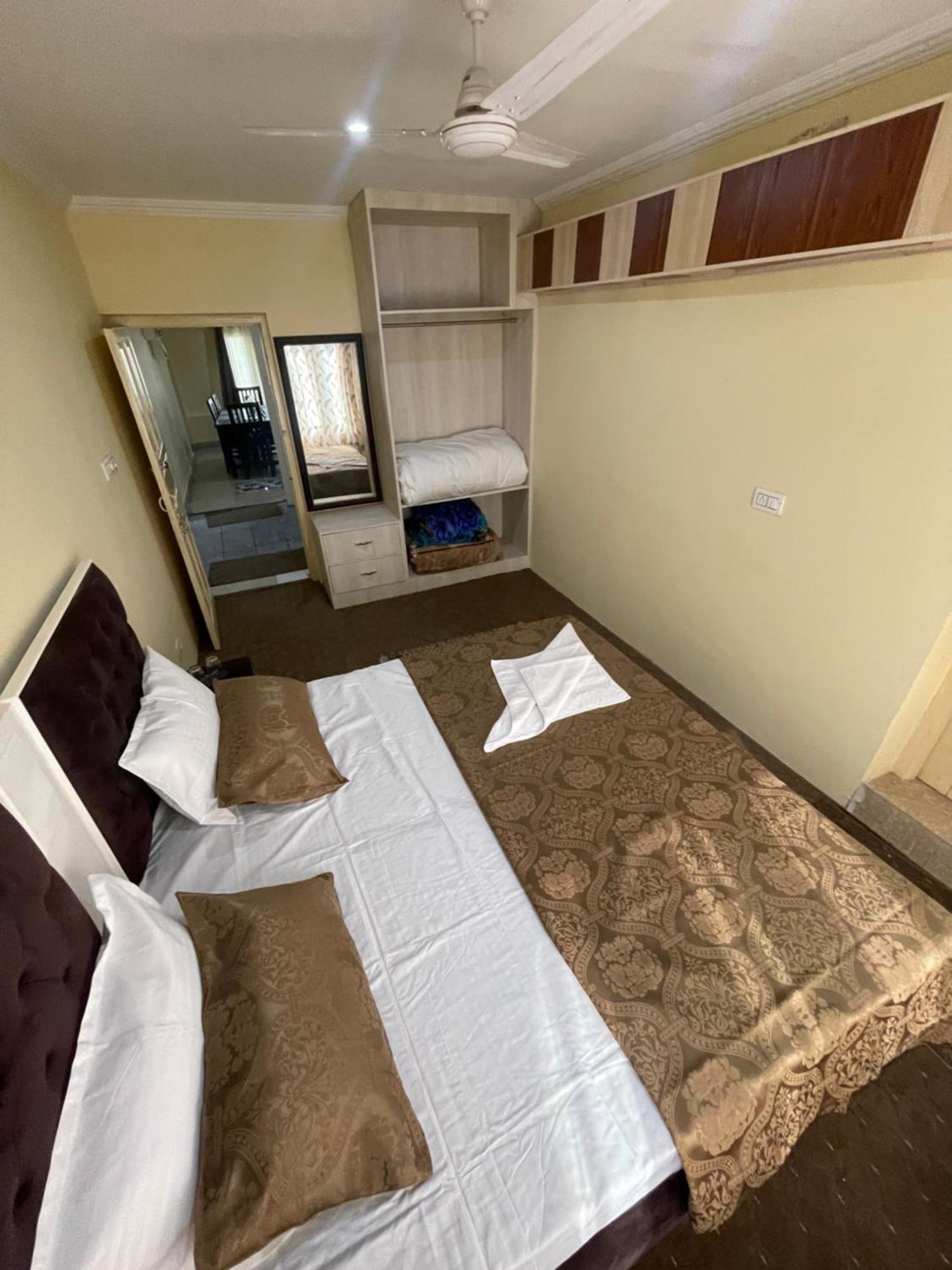 The Khayabaan - Luxurious Home Stay Away From Home Srīnagar Buitenkant foto