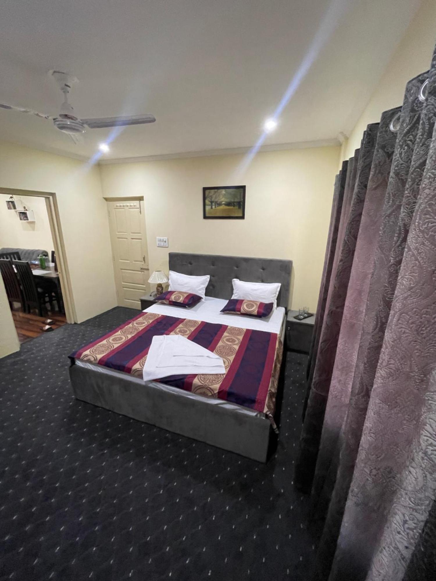 The Khayabaan - Luxurious Home Stay Away From Home Srīnagar Buitenkant foto