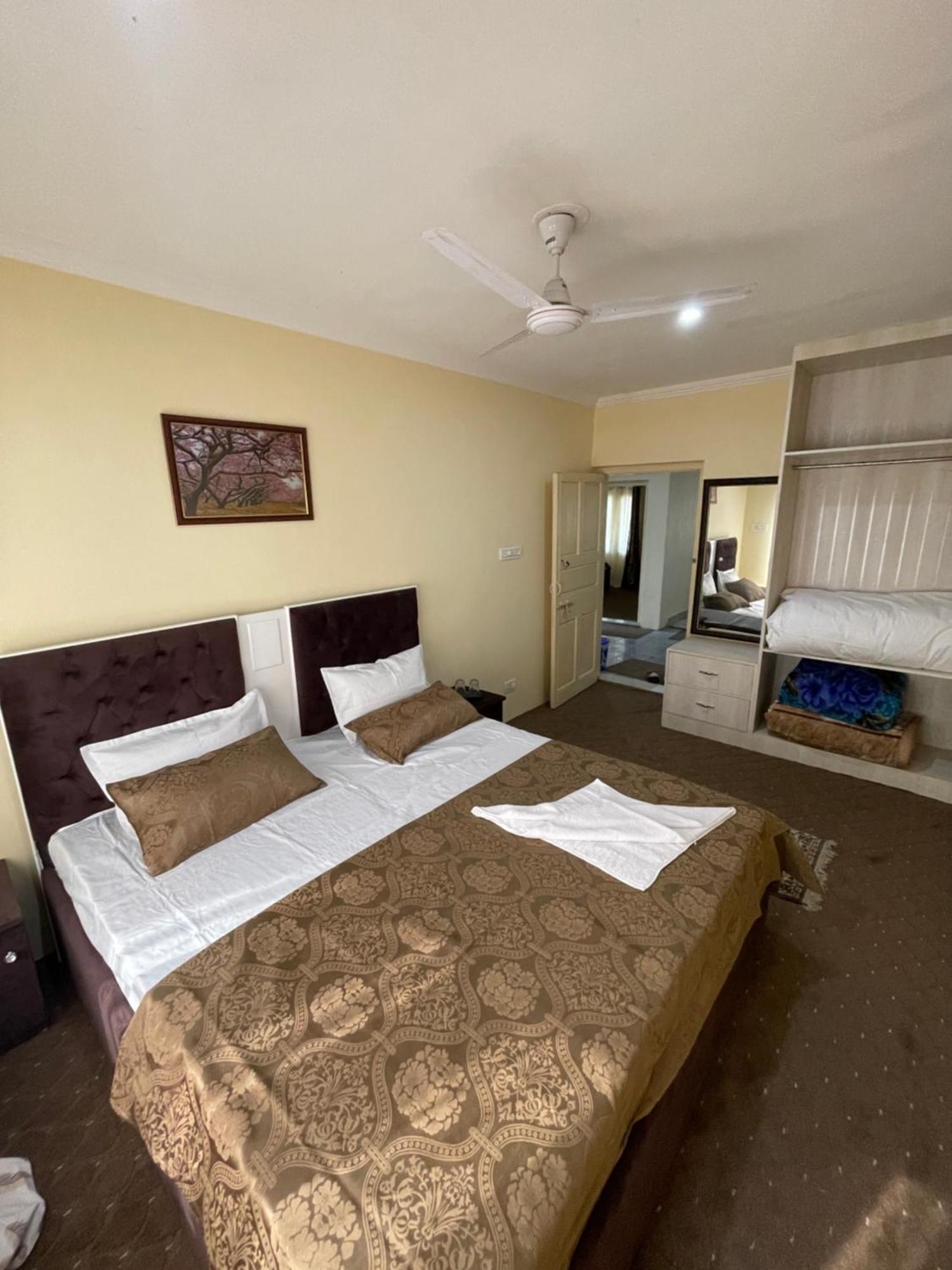 The Khayabaan - Luxurious Home Stay Away From Home Srīnagar Buitenkant foto