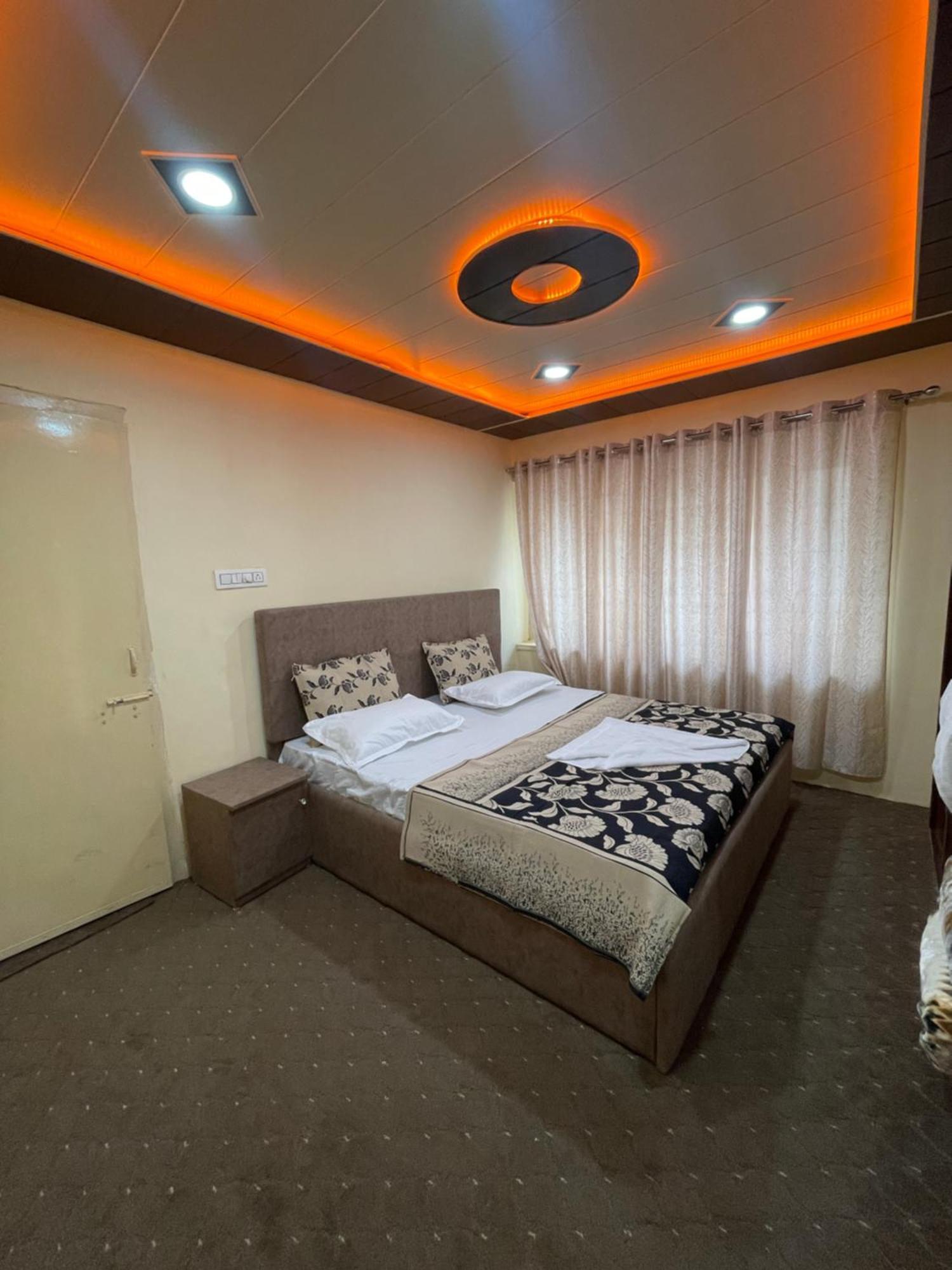 The Khayabaan - Luxurious Home Stay Away From Home Srīnagar Buitenkant foto