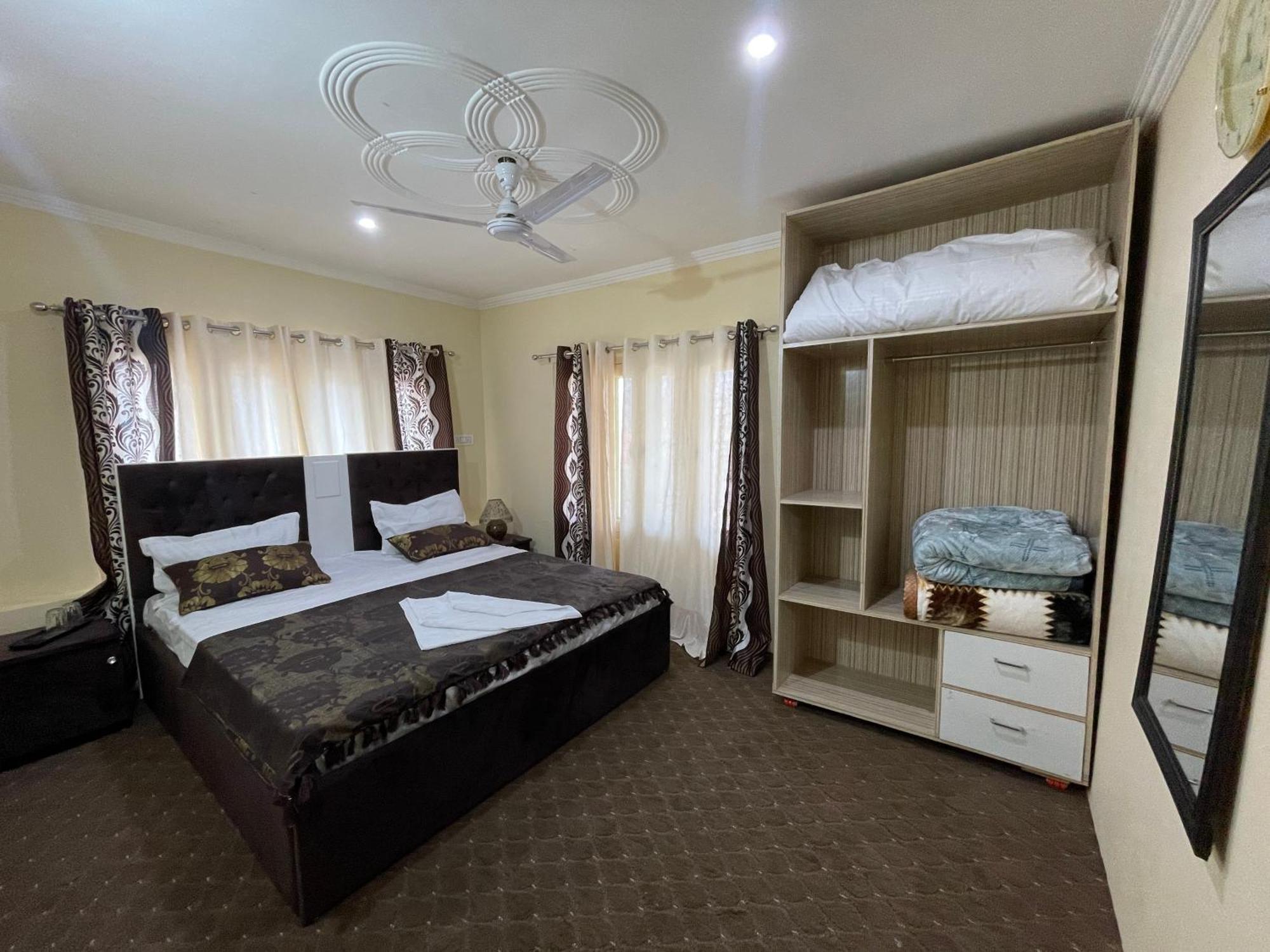 The Khayabaan - Luxurious Home Stay Away From Home Srīnagar Buitenkant foto