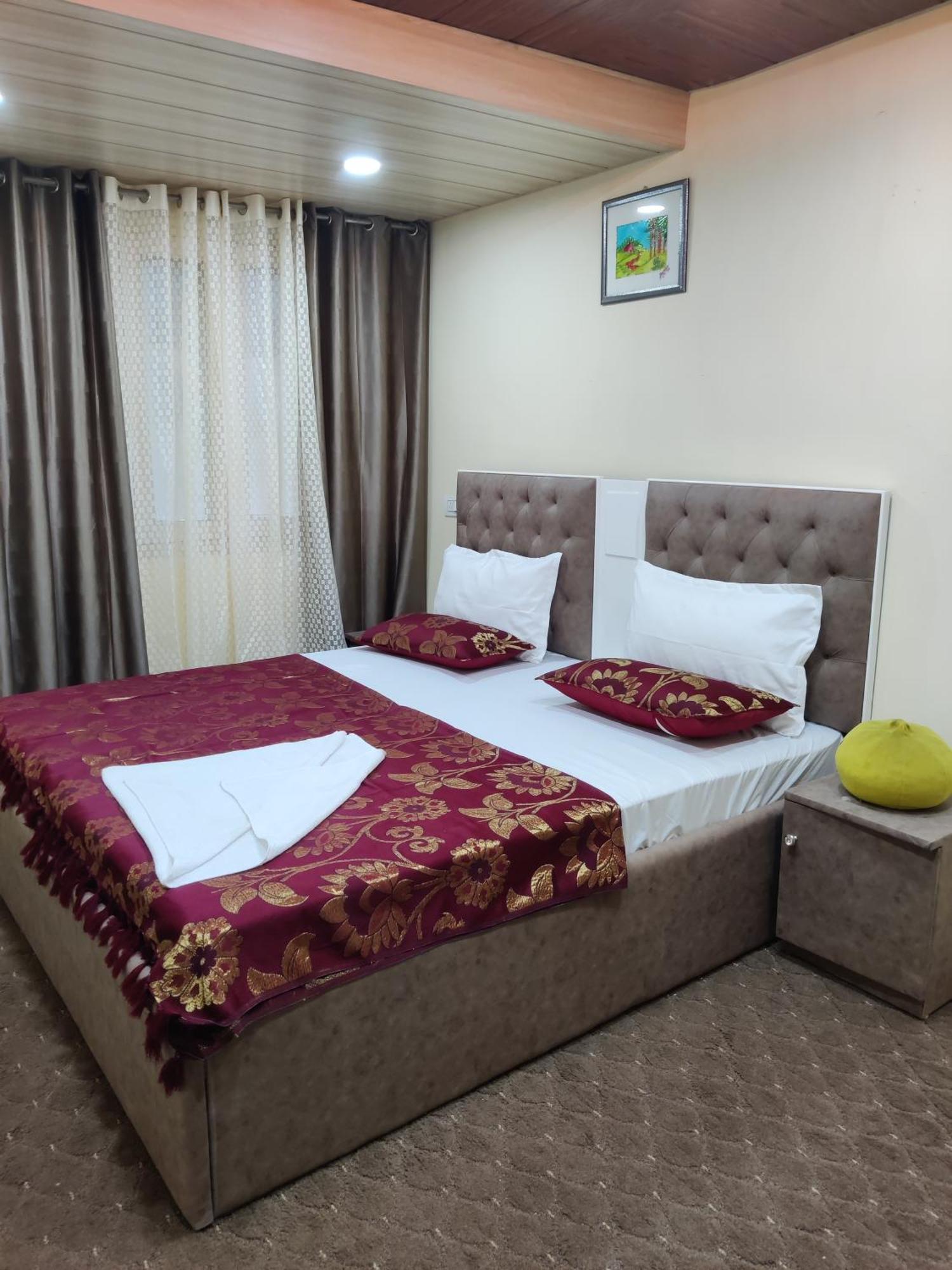 The Khayabaan - Luxurious Home Stay Away From Home Srīnagar Buitenkant foto