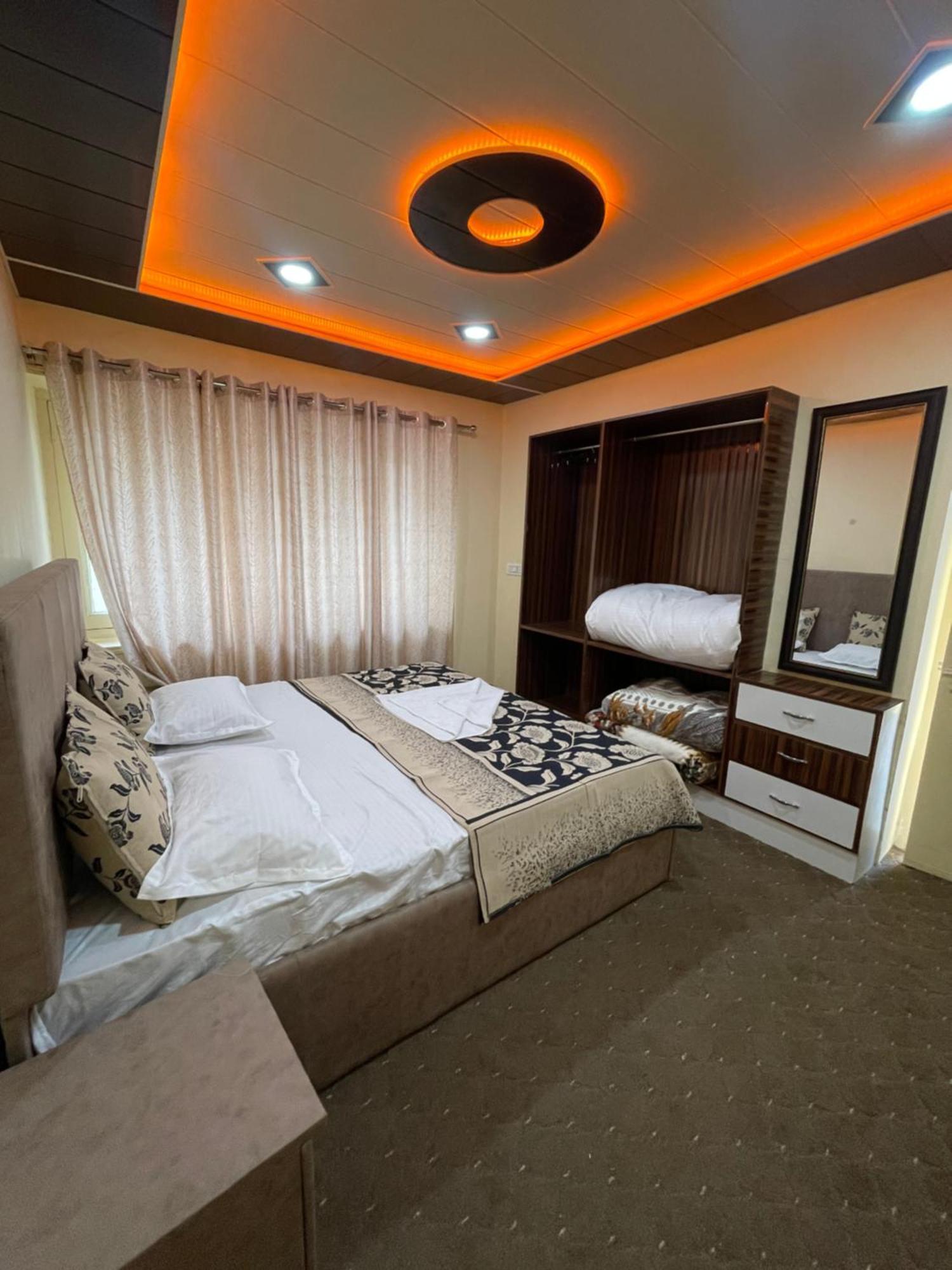 The Khayabaan - Luxurious Home Stay Away From Home Srīnagar Buitenkant foto