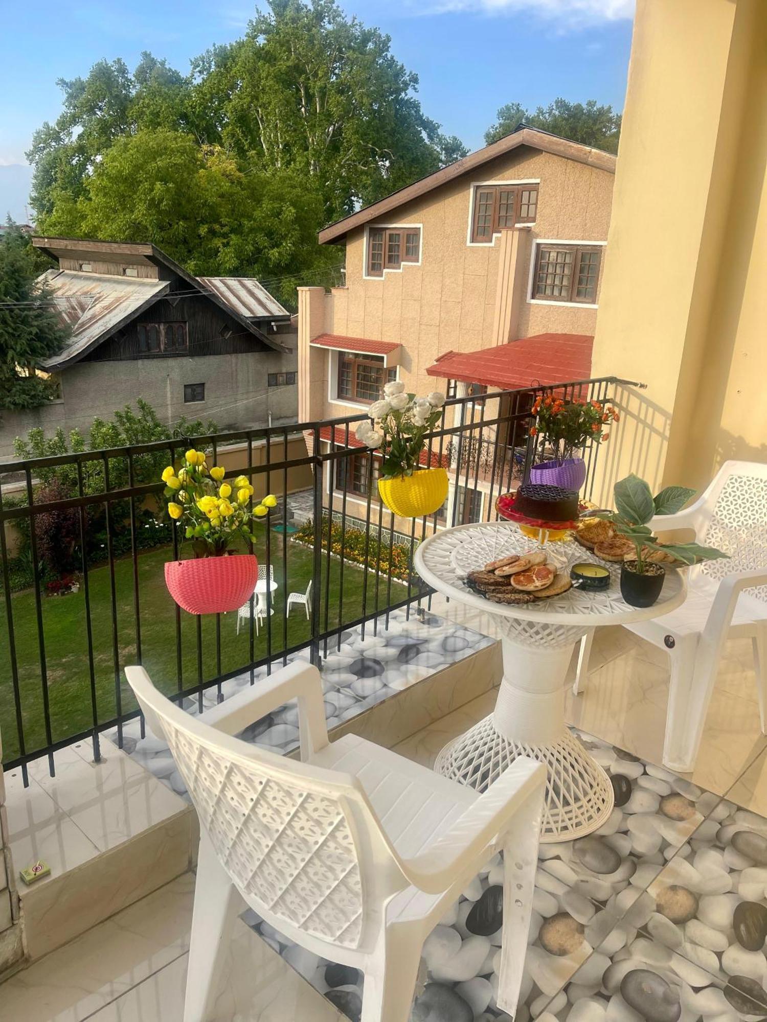 The Khayabaan - Luxurious Home Stay Away From Home Srīnagar Buitenkant foto