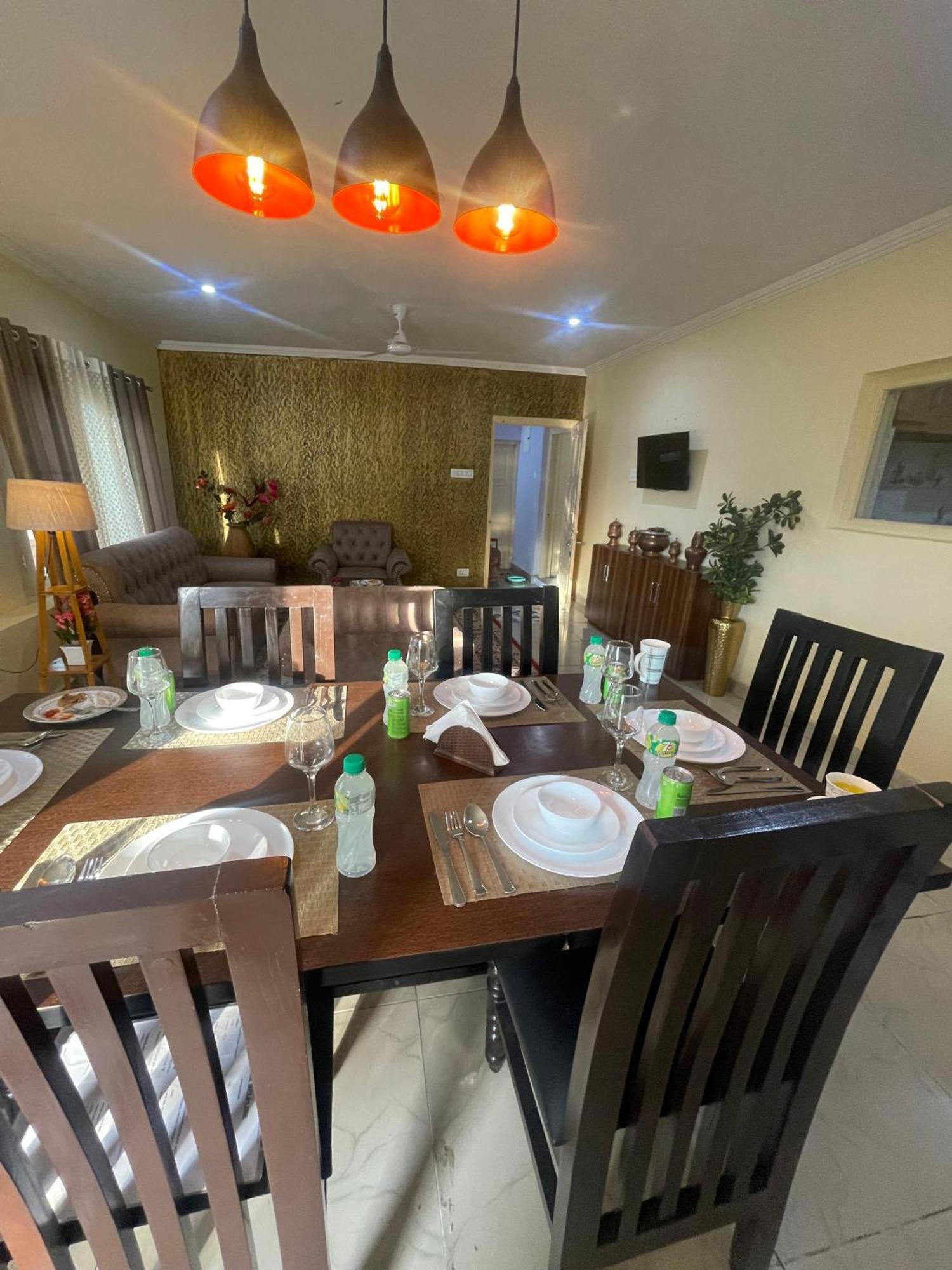 The Khayabaan - Luxurious Home Stay Away From Home Srīnagar Buitenkant foto