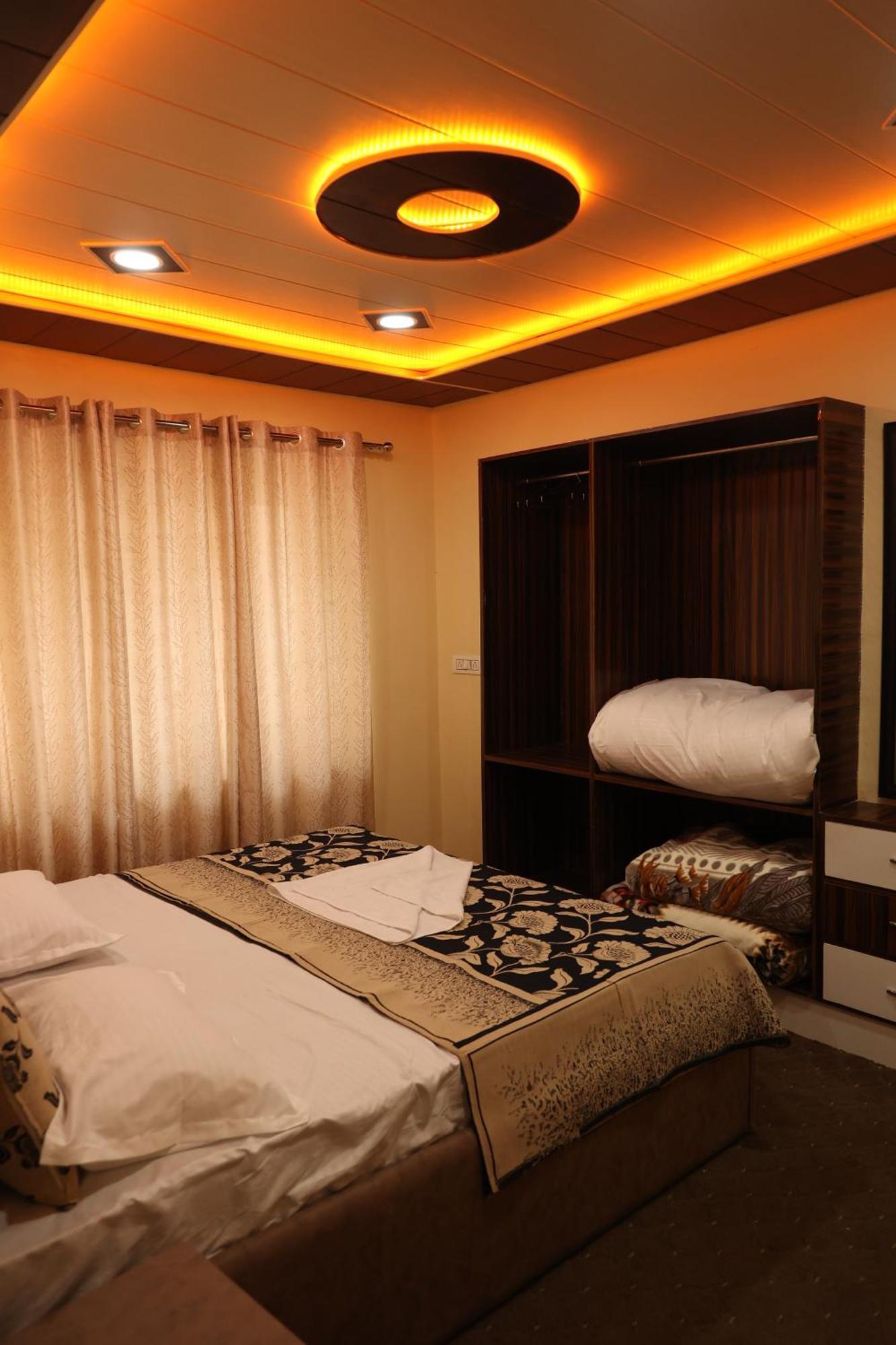 The Khayabaan - Luxurious Home Stay Away From Home Srīnagar Buitenkant foto