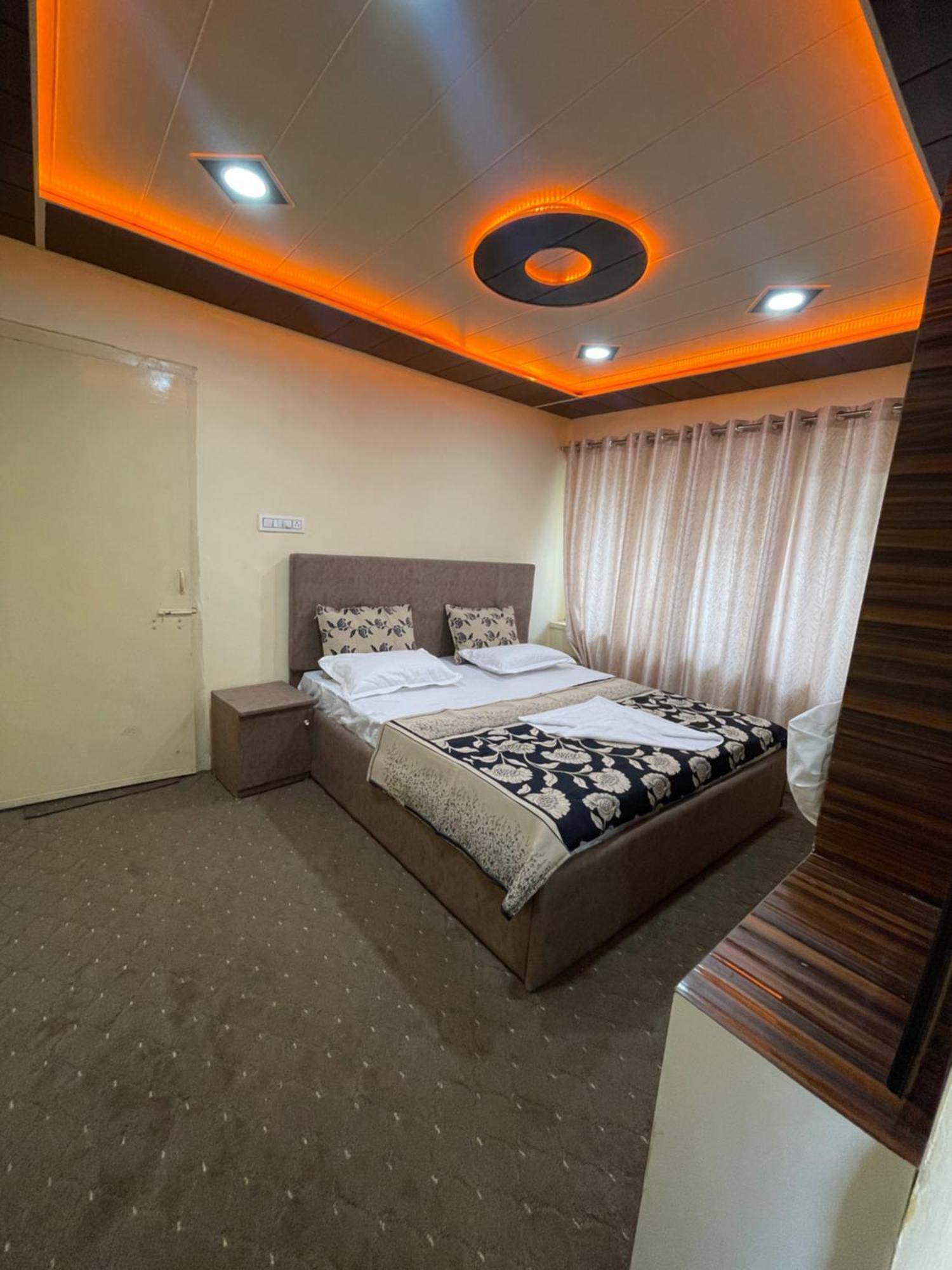 The Khayabaan - Luxurious Home Stay Away From Home Srīnagar Kamer foto